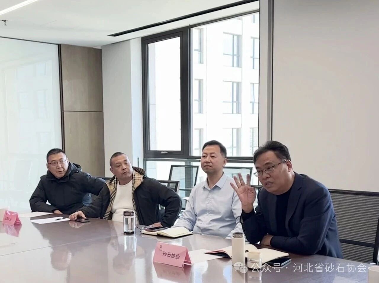 贾双朝主持召开重点砂石企业座谈会