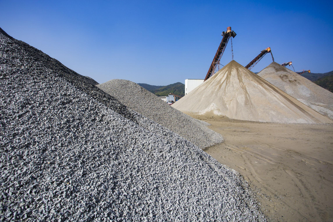 水泥矿“兼职”卖砂石：自救，还是搅局？