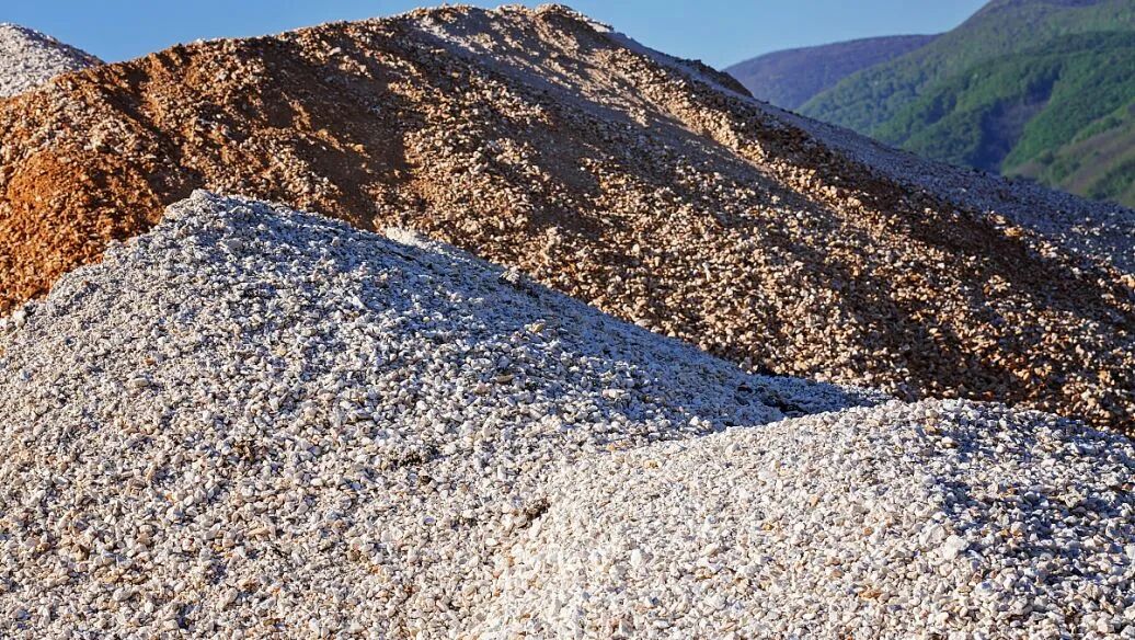 水泥矿“兼职”卖砂石：自救，还是搅局？